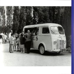 Le Peugeot J7 ET J9 de mon père